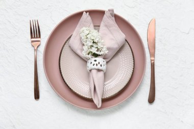 Beyaz arka planda leylak çiçekleri olan güzel bir masa.