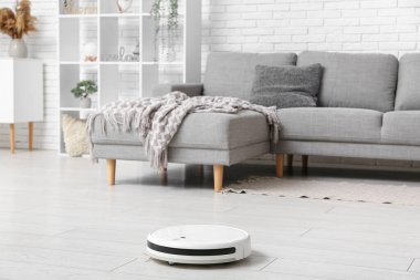 Modern robot süpürgesi evde yerde.