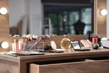 Makyaj malzemeleri soyunma odasındaki masada, yakın plan.