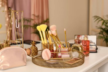 Makyaj malzemeleriyle dolu tepsi soyunma odasında, yakın plan.