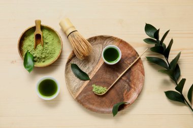 Bir kase kibrit tozu ve ahşap arka planda chasen ile çay.