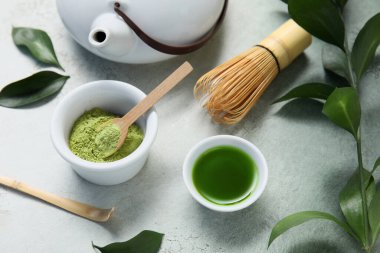 Bir kase kibrit çayı ve pudra ile arkaplanda chasen.