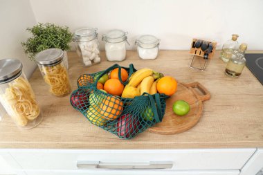 Mutfakta içinde meyve olan ip torbası.