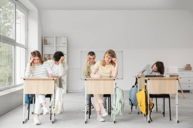 Stresli öğrenciler sınıfta sınavı geçiyor.