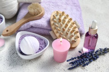 Banyo malzemeleri, deniz tuzu ve arka planda bir şişe lavanta yağı ile güzel bir kompozisyon, yakın plan.