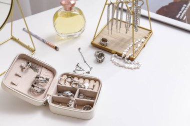 Masada farklı takılara sahip organizatörler, yakın plan.