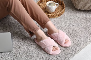 Pembe pembeli kadın bacakları odada yerde.