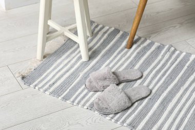 Gri terlikler odada, yakın plan.