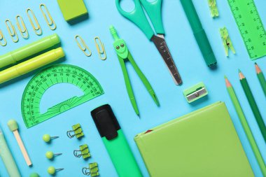 Turkuaz arka planda okul malzemeleri. Üst görünüm