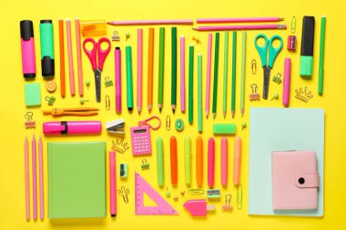 Sarı arka planda farklı okul kırtasiyesi. Üst görünüm