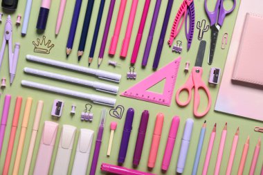 Yeşil arka planda farklı okul kırtasiyesi. Üst görünüm