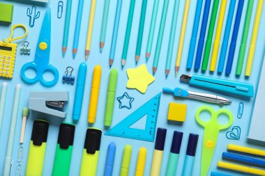 Mavi arka planda okul kağıtları. Üst görünüm