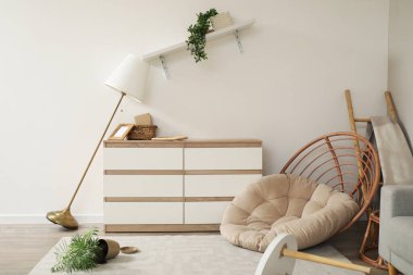 Depremden sonra mobilyaların ve çiçeklerin devrildiği dağınık oturma odasının içinde.