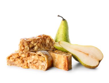 Beyaz arka planda taze kesilmiş meyveli armutlu börek parçaları.