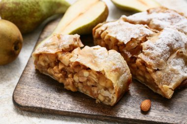 Lezzetli armutlu meyveli turta ile ahşap tahta, yakın plan.