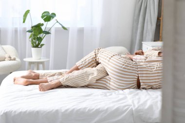 Genç çift evde yatakta birlikte yatıyor.