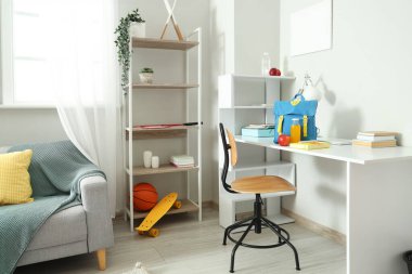 Sırt çantalı ve raf üniteli çocuk odasının içi.