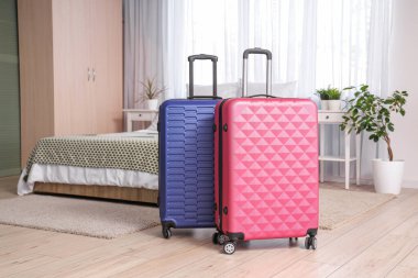 Bavullar yatak odasının içinde.