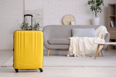 Oturma odasının iç tarafında toplanmış bavul.