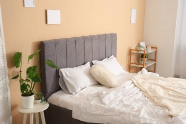 Yatak odasında yumuşak yastıkları olan büyük, rahat bir yatak.