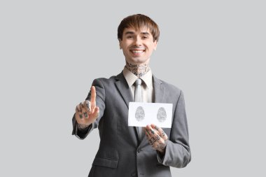 Parmak izleri olan genç işadamı arka planda sanal ekran kullanıyor