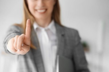 Ofiste sanal ekran kullanan genç bir iş kadını.