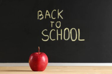 Elma yazı tahtasının yanında, okula dönüş metniyle birlikte.