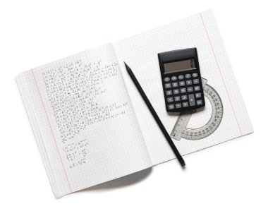 El yazısı matematik formülleri, hesap makinesi, kalem ve cetvel içeren metin kitabı beyaz arkaplanda izole edildi