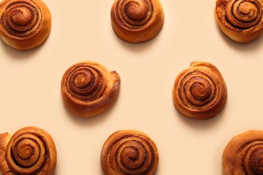 Bej arkaplanda tatlı tarçınlı rulo