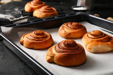 Siyah arka planda tatlı tarçınlı fırın yemeği.