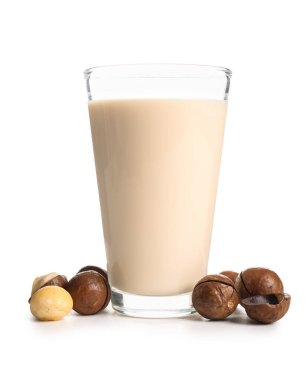 Beyaz arka planda bir bardak taze Macadamia sütü.
