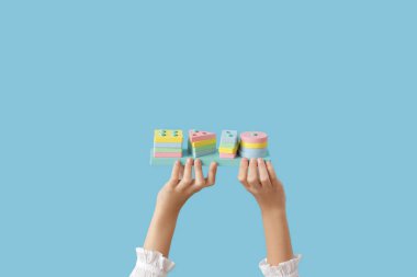 Mavi arkaplanda yapı taşları olan çocuk