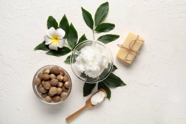 Cam kase tereyağı, beyaz arka planda fındık ve sabun.