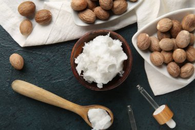 Koyu arkaplanda tereyağı ve fındık kaseleri