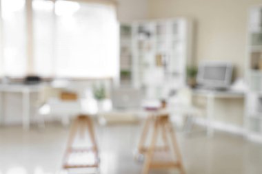 Çalışma yerleri, dizüstü bilgisayarı ve raf ünitesi olan şık ofisin içi, bulanık görünüm