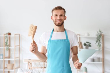 Işık odasında toz ve fırçayla erkek hademe