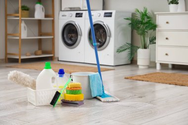 Çamaşır odasındaki temizlik malzemeleri, yakın çekim.