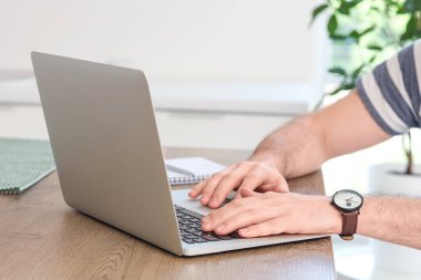 Bilgisayarlı erkek öğretmen evde online ders veriyor, yakın çekim.