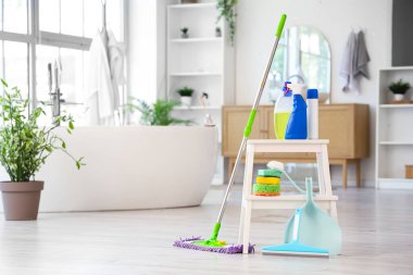 Kovayla paspas, farklı temizlik malzemeleri ve merdiven üzerindeki süngerler.