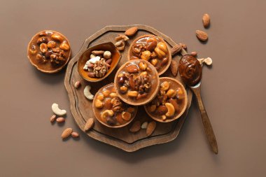 Fındıklı turtalar ve tahtanın üzerinde kahverengi arka planda karamel.