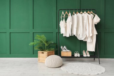 Yeşil duvarın yanında beyaz şık elbiselerle dizilin.