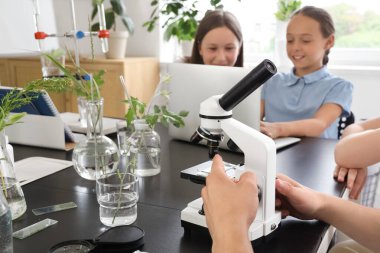 Okulda biyoloji dersinde mikroskoplu gözbebeği, yakın plan.