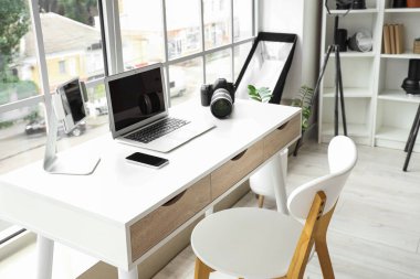 Ofisteki fotoğrafçı masasında modern aletler.