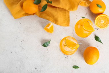 Portakallı ve beyaz arka planda yapraklı Aperol sprey kokteyli.