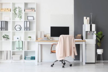 İş yeri, raf ünitesi ve su soğutuculu ofis içi