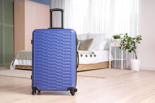 Упакованный чемодан в интерьере спальни