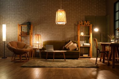 Geceleri rahat kanepesi olan şık bir oturma odası.