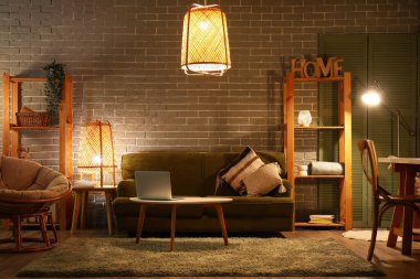 Geceleri rahat kanepesi olan şık bir oturma odası.