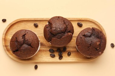 Bej arka planda lezzetli çikolatalı kekleri olan ahşap tahta tahta.