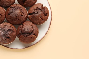 Bej arka planda lezzetli çikolatalı kekler, yakın plan.